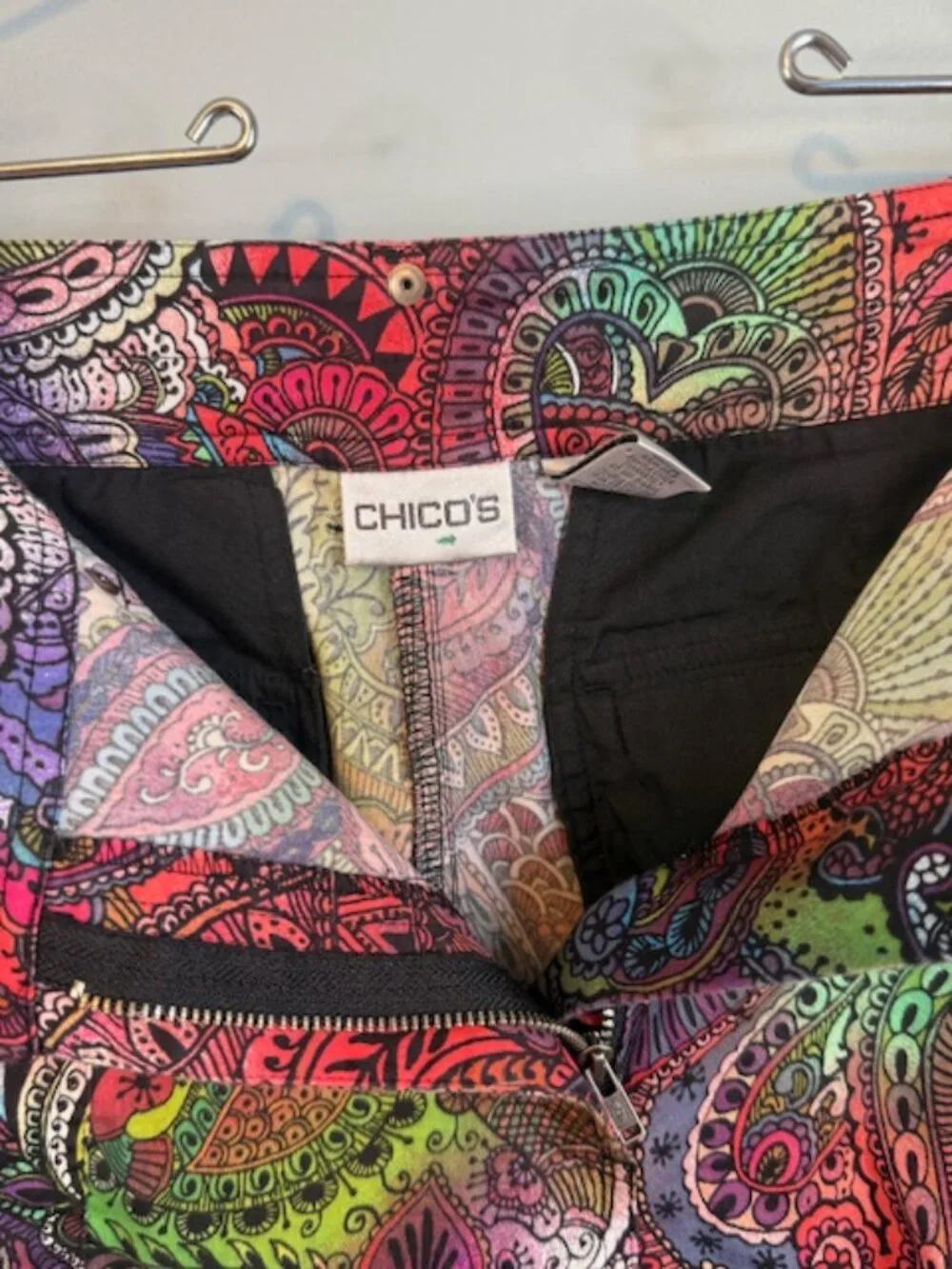 Vibrant Chico's Multi-Color Paisley Crop Cargo Pants - Size 2.5/L/14 - Picture 3 of 10